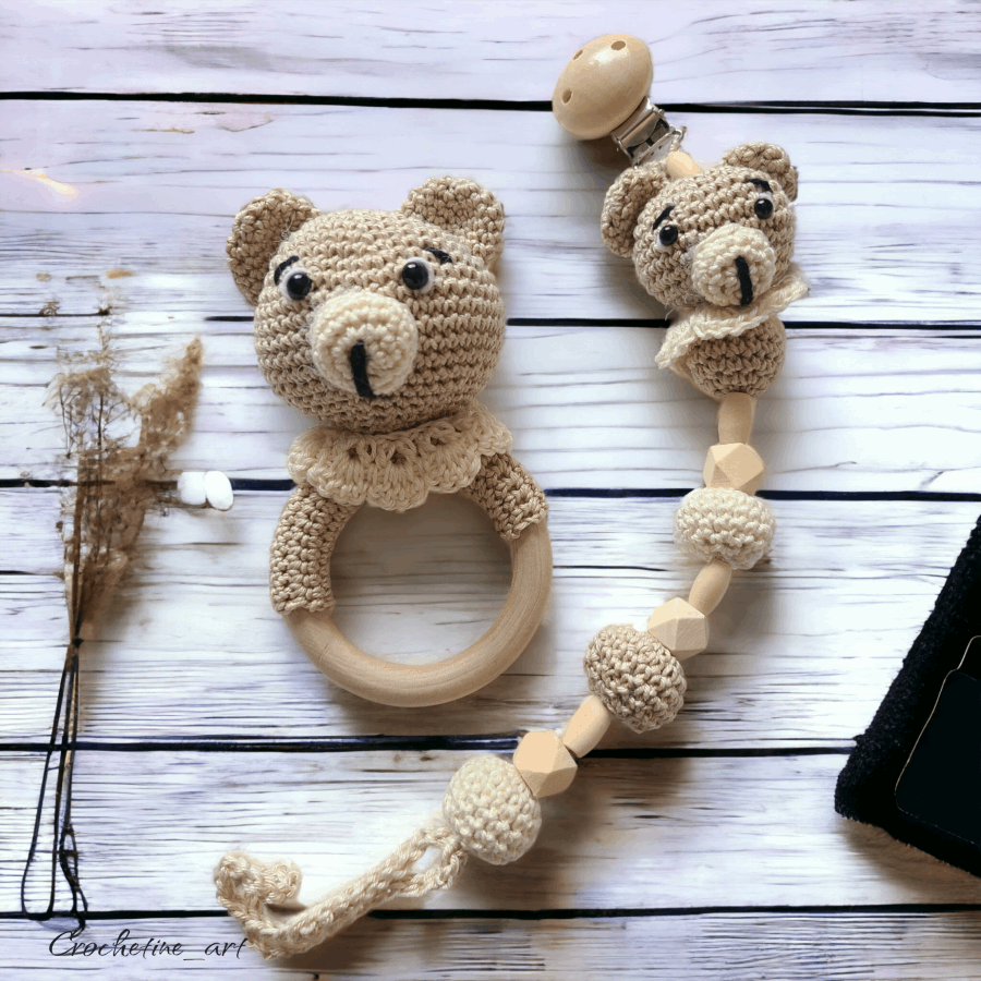 ensemble comprenant un hochet et une dragonne pour tétin réalisé au crochet en fil de coton beige foncé et écru