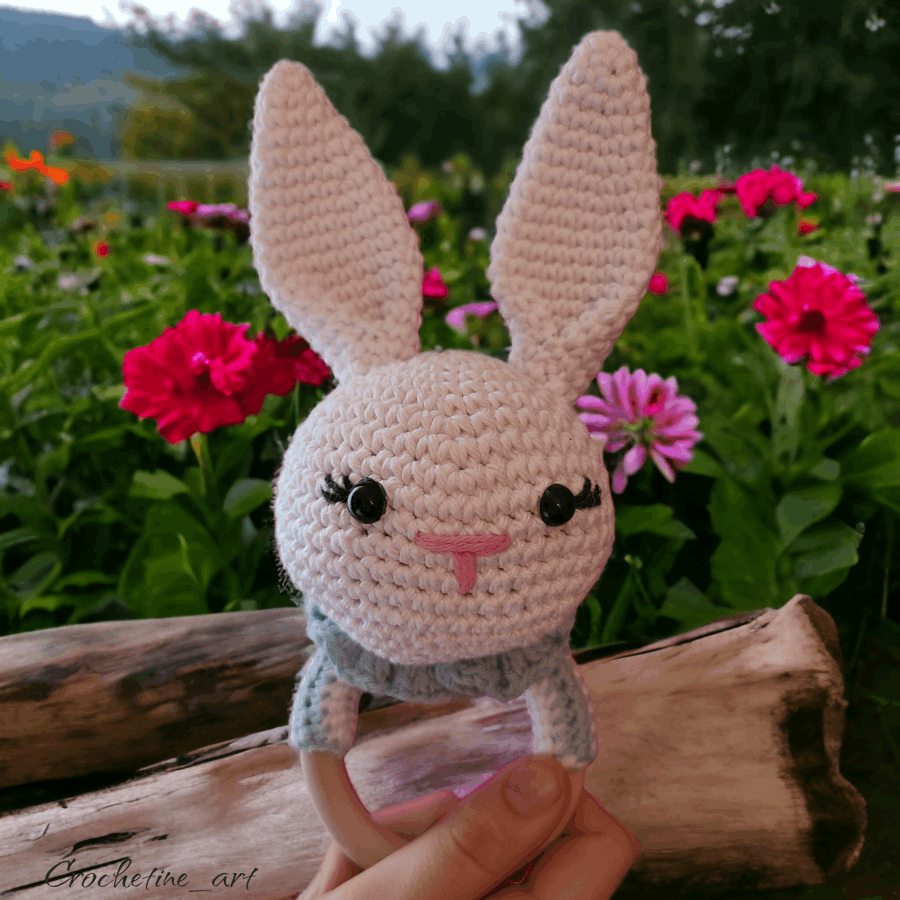 Hochet lapin au crochet artisanal, en fil coton blanc et bleu. anneau de dentition en bois naturel