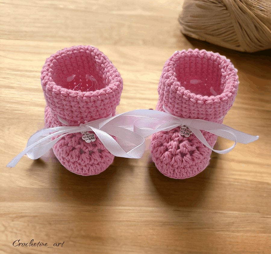 Chaussons de naissance pour bébé au crochet artisanal en fil coton 100% de couleur rose