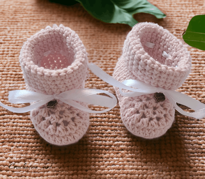 Chaussons de naissance pour bébé au crochet artisanal en fil coton 100% de couleur rose clair