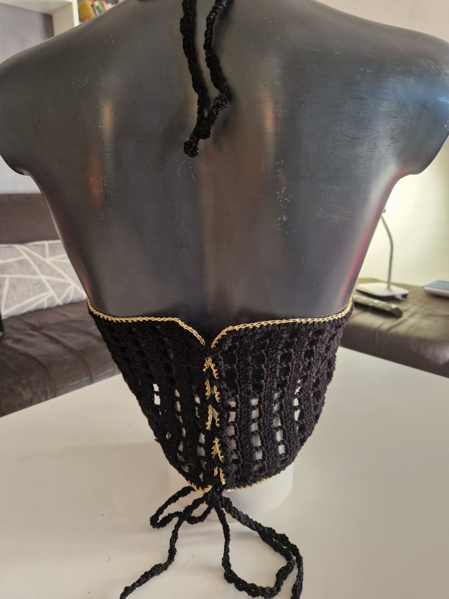 top réalisé au crochet de couleur noir et or avec une grosse fleur crochetée sur le devant et dos avec lacet