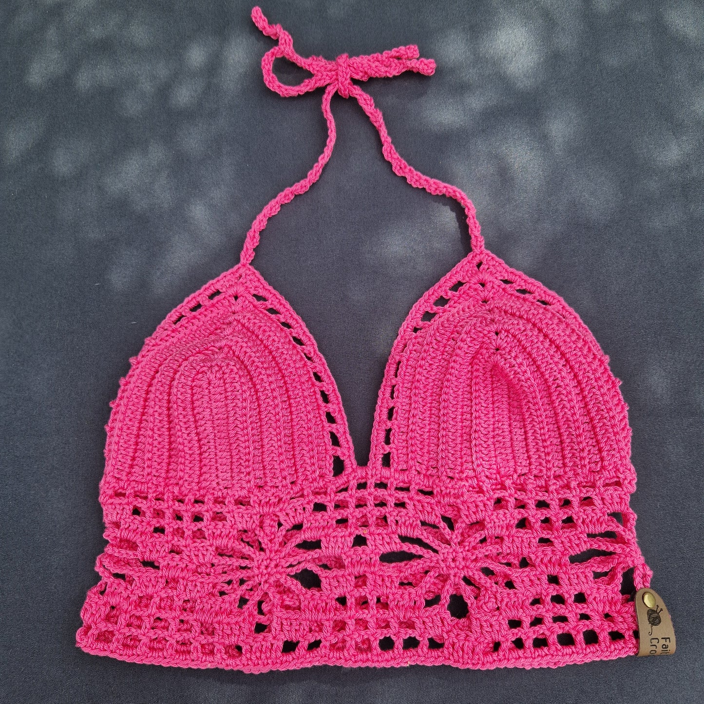 Haut crop top fait main au crochet motif dentelle de couleur rose foncé