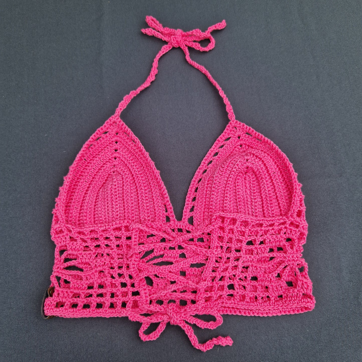 Haut crop top fait main au crochet motif dentelle de couleur rose foncé