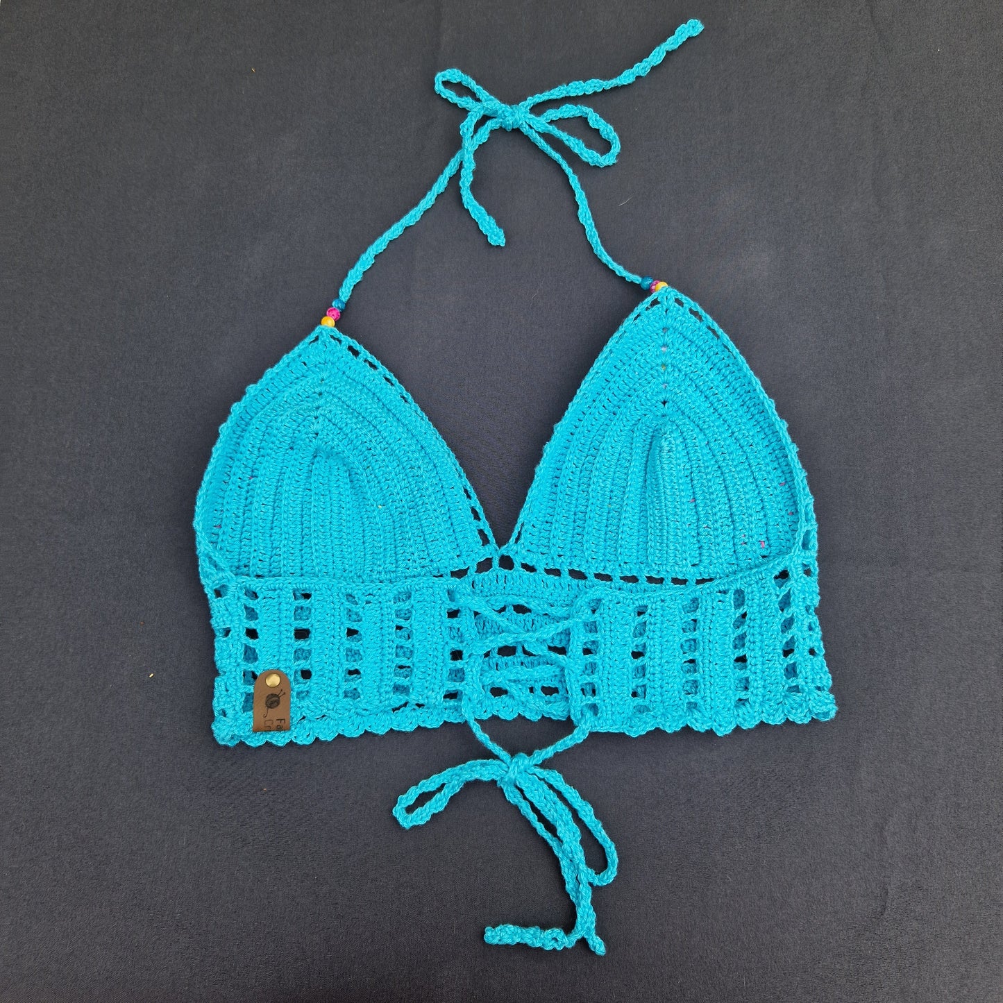 Haut crop top fait main au crochet de couleur bleu avec fleurs crochetées et perles