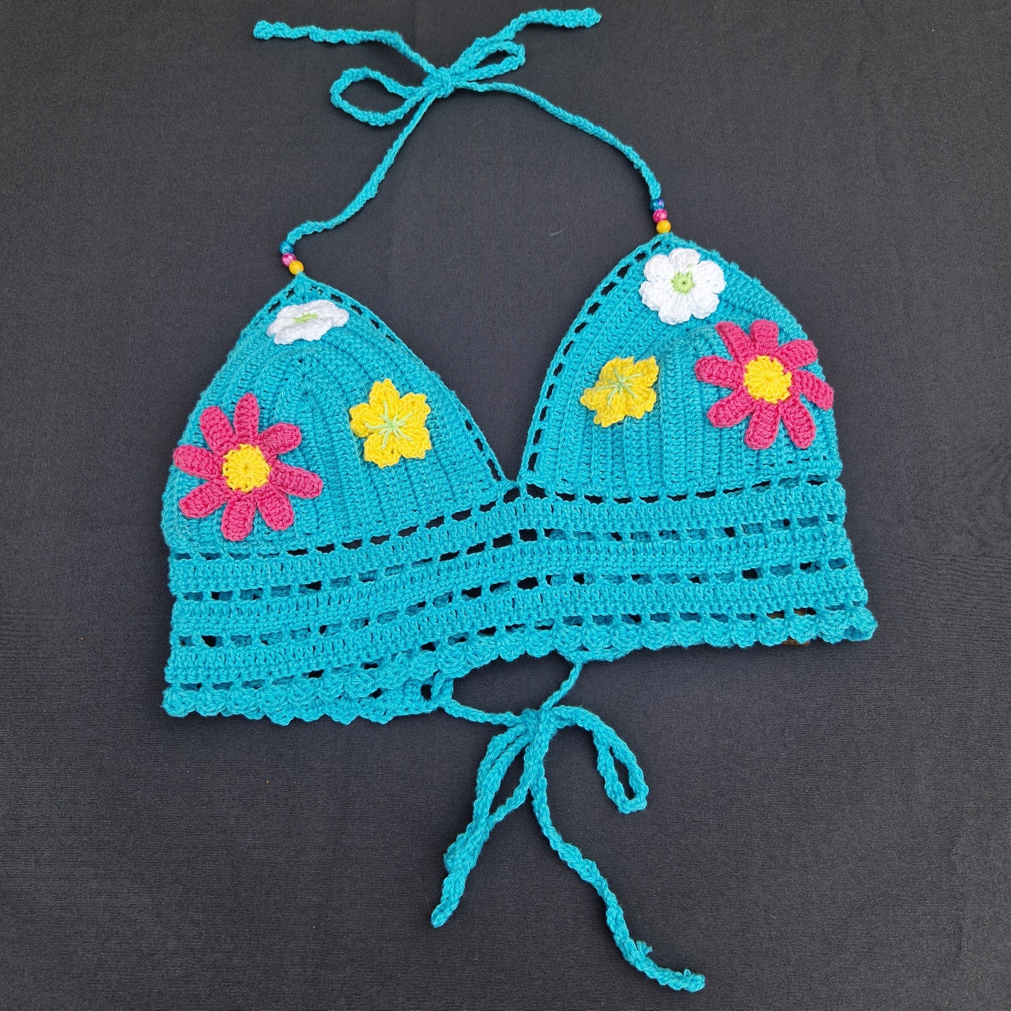 Haut crop top fait main au crochet de couleur bleu avec fleurs crochetées et perles