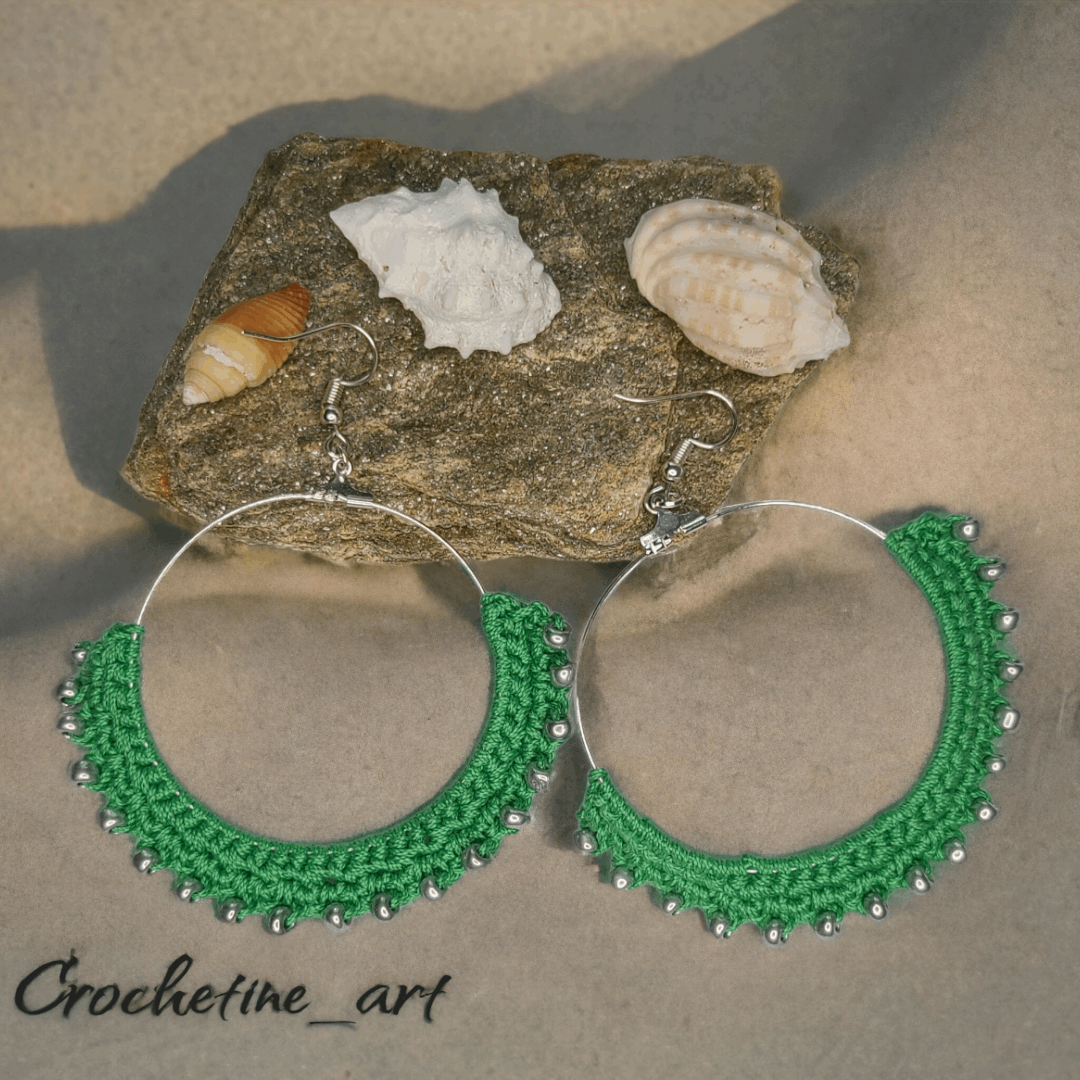 Boucles d'oreilles créoles Farah avec perles de rocailles argentée, une dimension de 8 cm, boucle d'oreilles au crochet en fil coton de couleur verte.