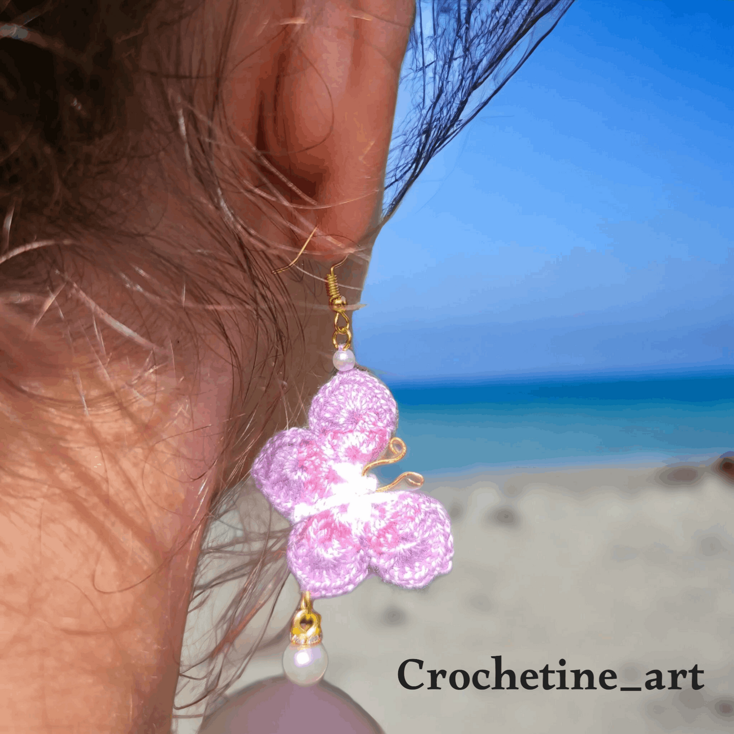 Boucles d'oreilles papillon au crochet, réalisées à la main, fil coton 100 %, breloque imitation perles de culture bijouterie artisanale, made in France,
