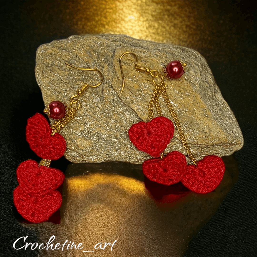 Boucles d'oreilles tombantes cœur au crochet de couleur rouge avec perles de culture (imitation) et petites chainettes
