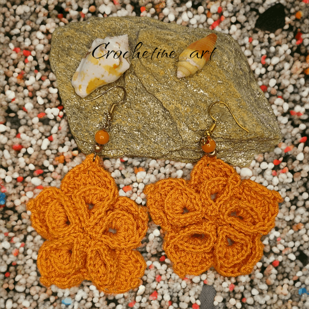Boucles d'oreilles fleur au crochet de couleur orange avec perles intermédiaires