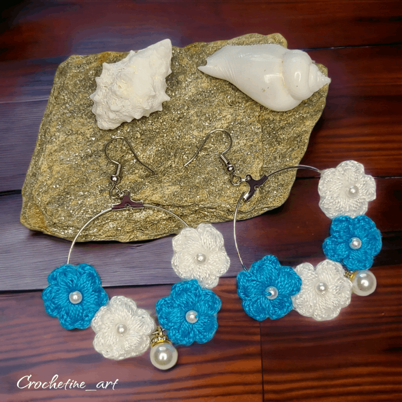 Boucles d'oreilles créoles fleurs au crochet de couleur bleue et blanche avec perles