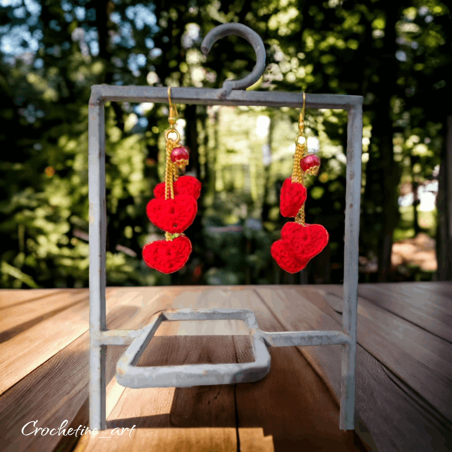 Boucles d'oreilles tombantes cœur au crochet de couleur rouge avec perles de culture (imitation) et petites chainettes
