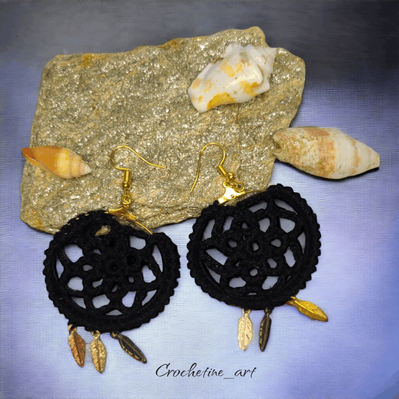 Boucles d'oreilles attrapes rêves Luna au crochet de couleur noire avec breloques plumes