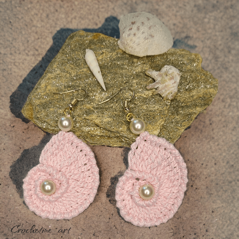 Boucles d'oreilles coquillage au crochet de couleur rose avec perles de culture (imitation)