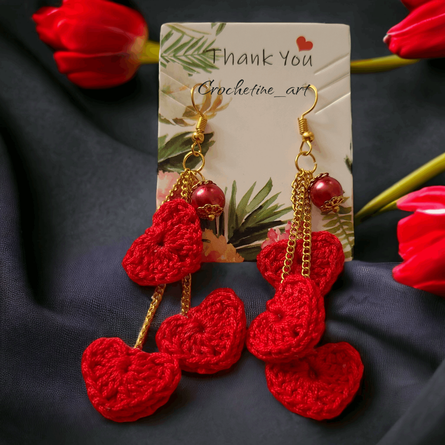 Boucles d'oreilles tombantes cœur au crochet de couleur rouge avec perles de culture (imitation) et petites chainettes