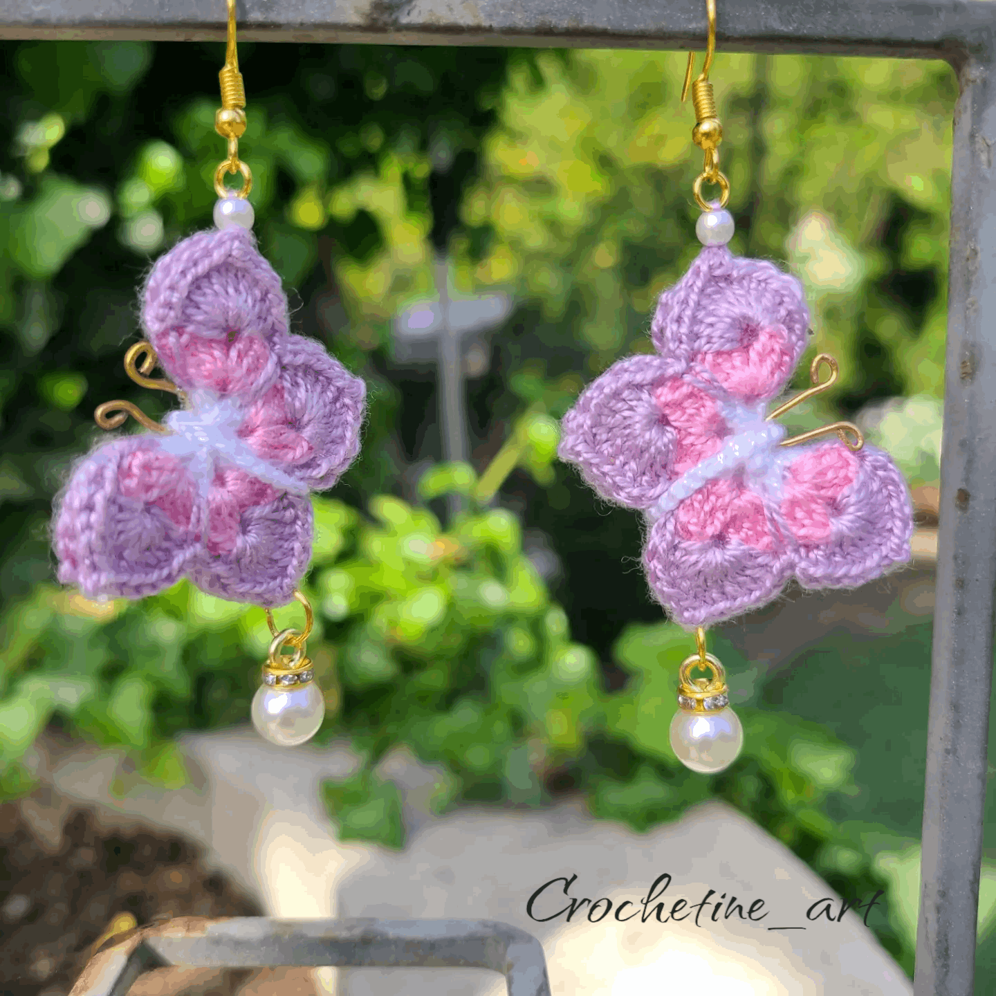 Boucles d'oreilles papillon au crochet, réalisées à la main, fil coton 100 %, breloque imitation perles de culture bijouterie artisanale, made in France,