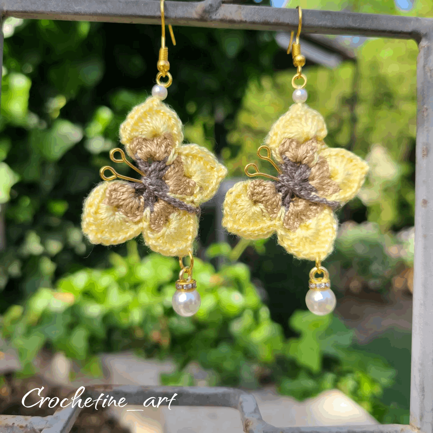 Boucles d'oreilles papillon au crochet, réalisées à la main, fil coton 100 %, breloque imitation perles de culture bijouterie artisanale, made in France,