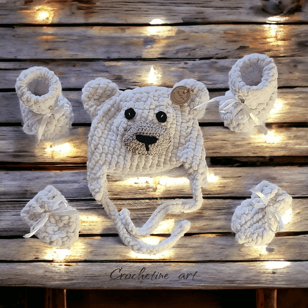 Coffret cadeaux de naissance pour bébé réalisé au crochet comprenant un bonnet ourson, une paire de chausson et de moufles de couleur blanc taille 0 à 3 mois