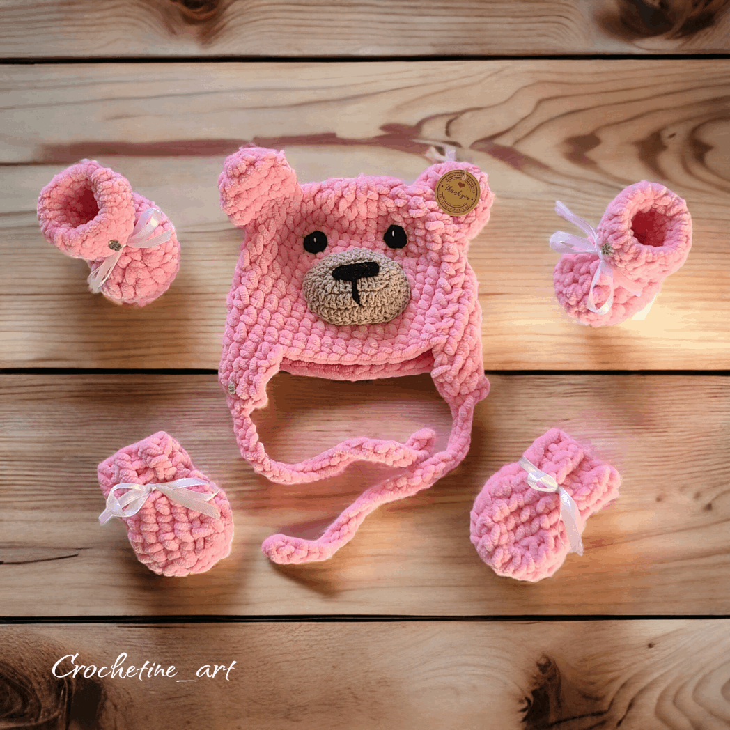 Coffret cadeau de naissance pour baby shower au crochet de couleur rose en laine velours comprenant un bonnet ourson, une paire de moufles et de chaussons