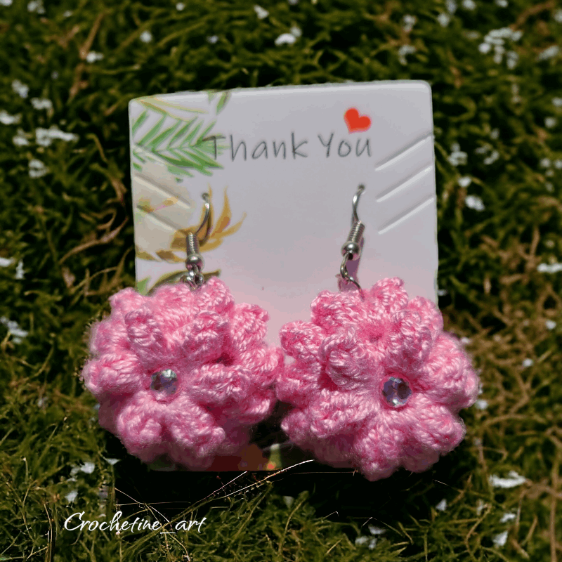Boucles d'oreilles Lyli au crochet de couleur rose avec perle strass
