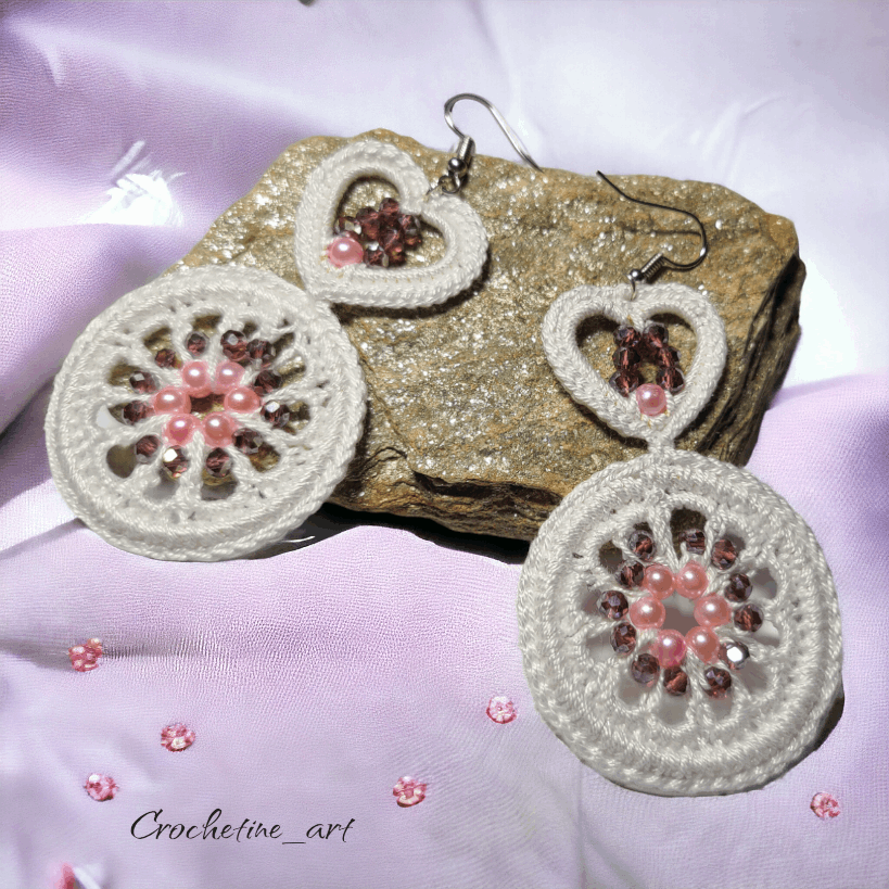 Boucles d'oreilles créoles et cœur Roxane, boucles d'oreilles au crochet blanche avec perles de rocaille et perles de culture (imitation)