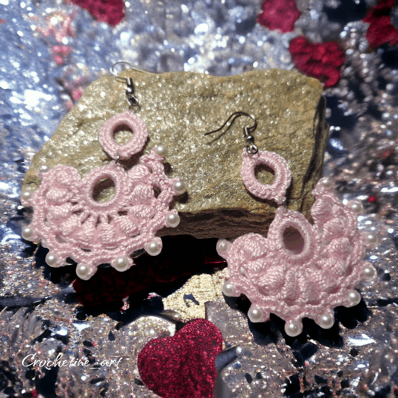 Boucles d'oreilles pendantes au crochet artisanal de couleur rose avec perles de culture (imitation)