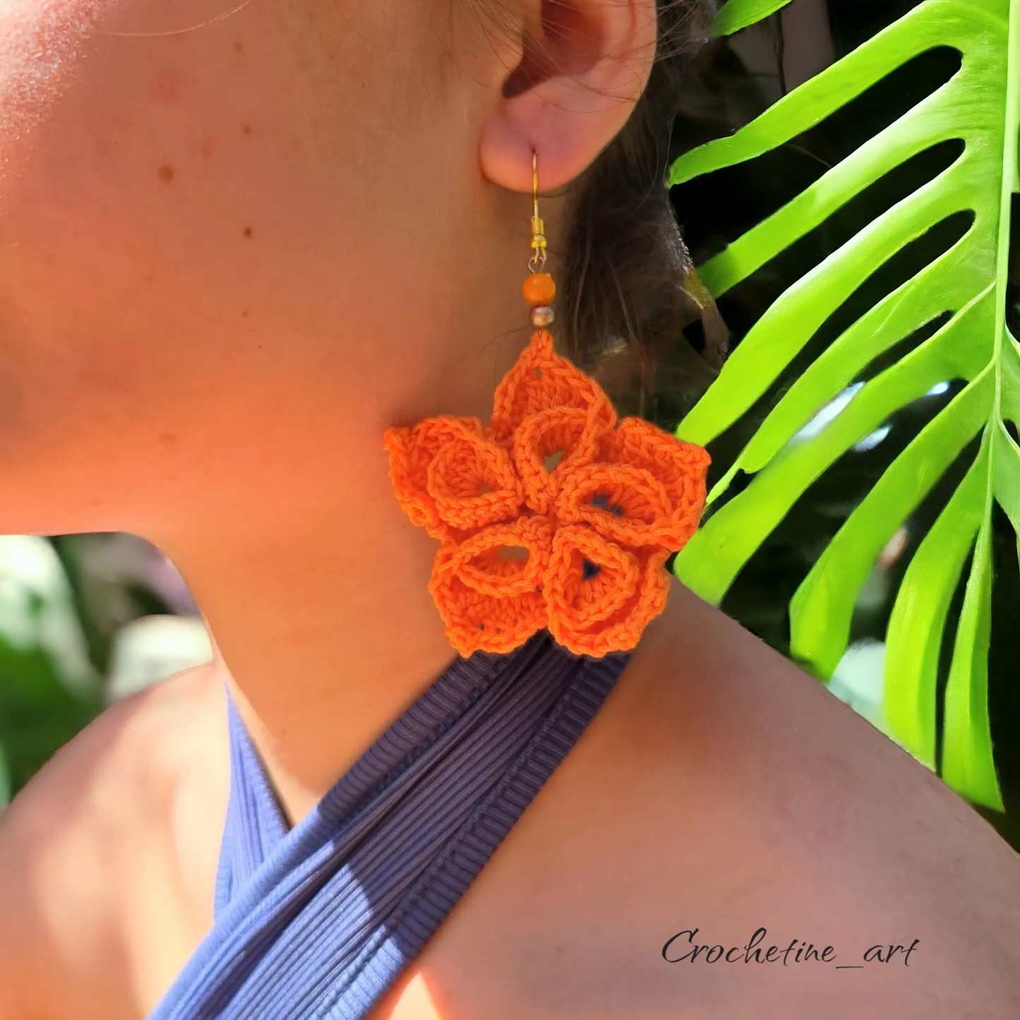 Boucles d'oreilles fleur au crochet de couleur orange avec perles intermédiaires