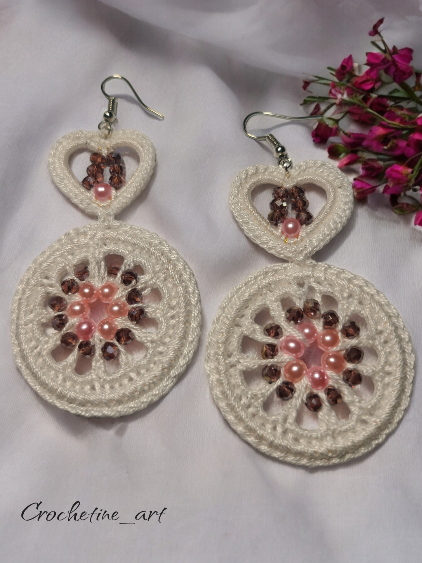 Boucles d'oreilles créoles et cœur Roxane, boucles d'oreilles au crochet blanche avec perles de rocaille et perles de culture (imitation)