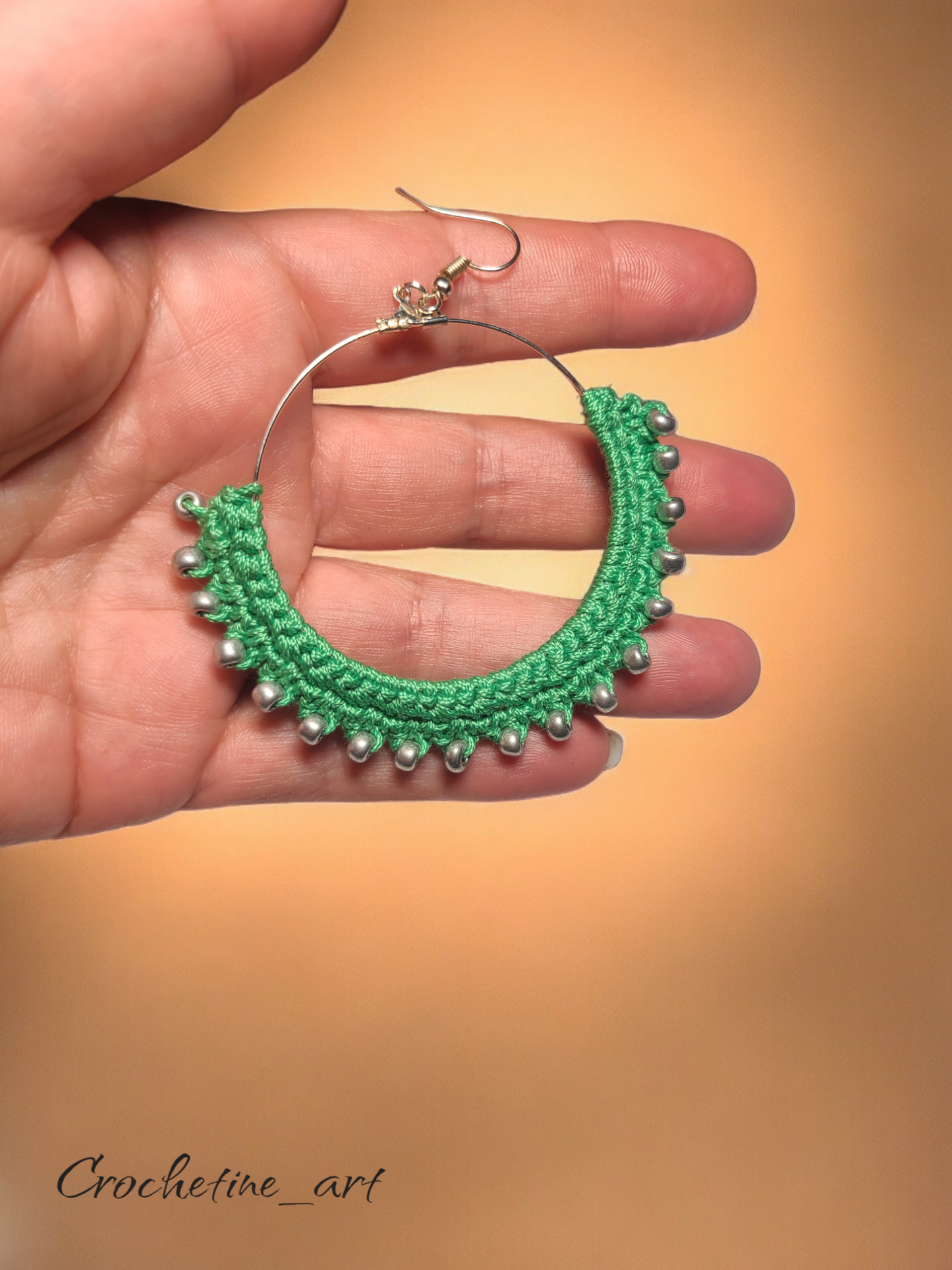 Boucles d'oreilles créoles Farah avec perles de rocailles argentée, une dimension de 8 cm, boucle d'oreilles au crochet en fil coton de couleur verte.