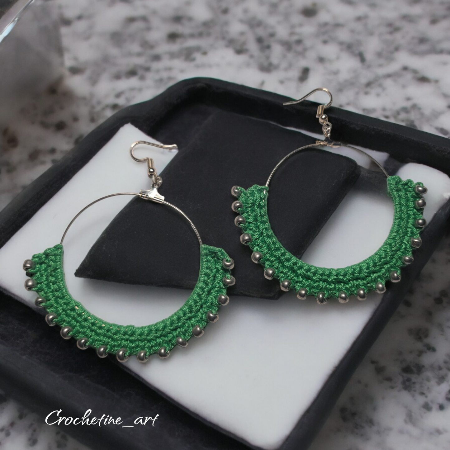 Boucles d'oreilles créoles Farah avec perles de rocailles argentée, une dimension de 8 cm, boucle d'oreilles au crochet en fil coton de couleur verte.