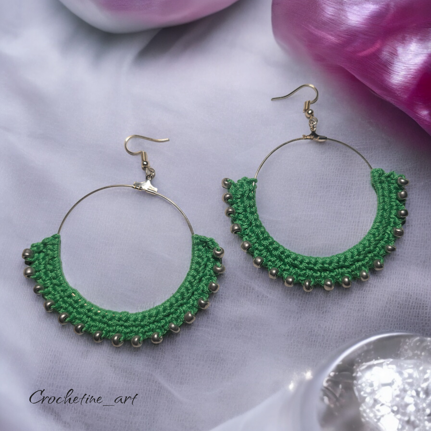 Boucles d'oreilles créoles Farah avec perles de rocailles argentée, une dimension de 8 cm, boucle d'oreilles au crochet en fil coton de couleur verte.