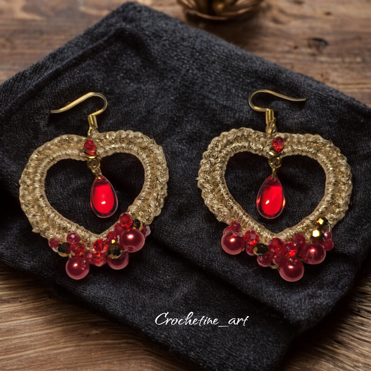 Boucles d'oreilles cœur au crochet de couleur beige avec perles et breloques de couleur rouge