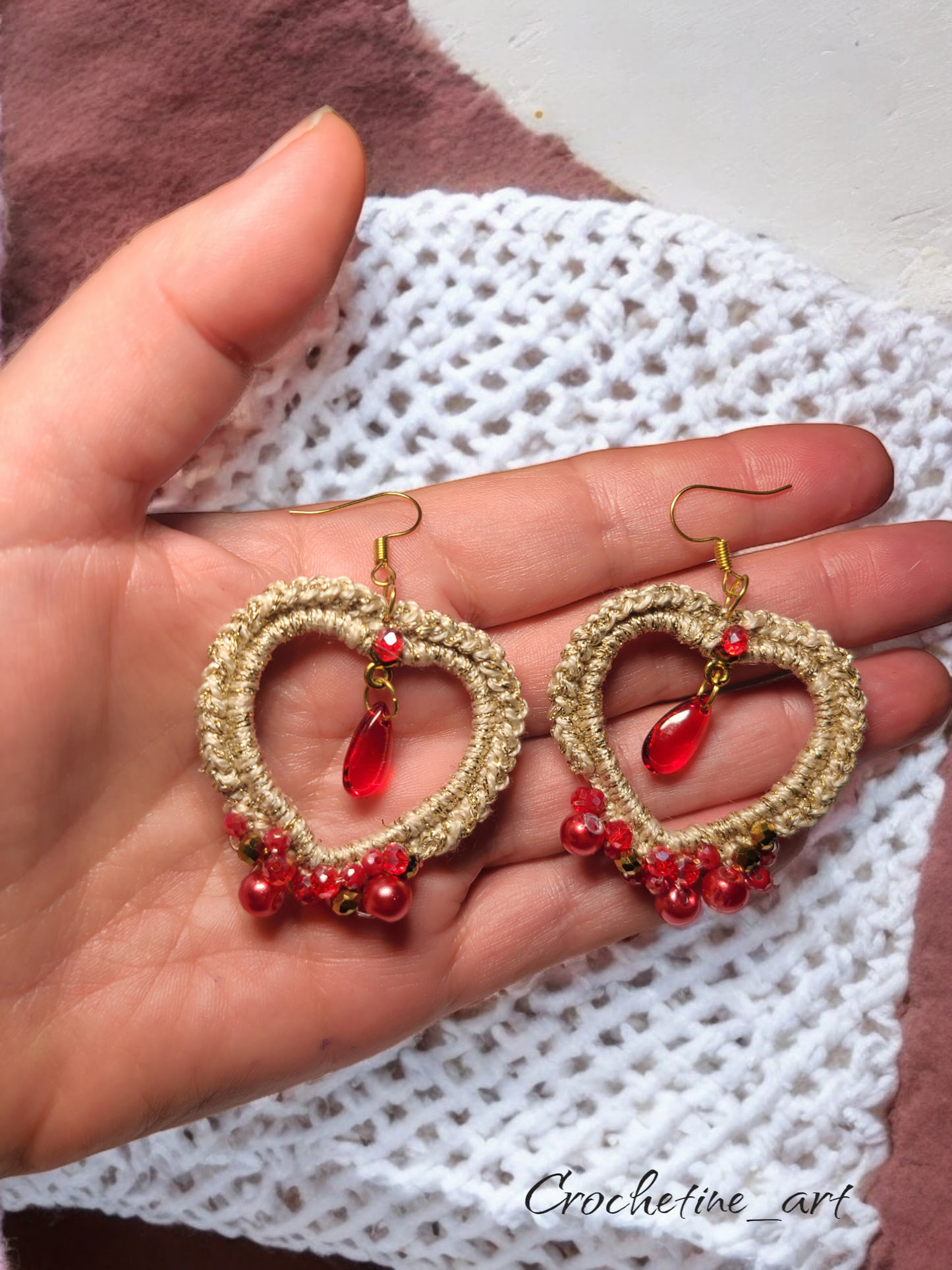 Boucles d'oreilles cœur au crochet de couleur beige avec perles et breloques de couleur rouge