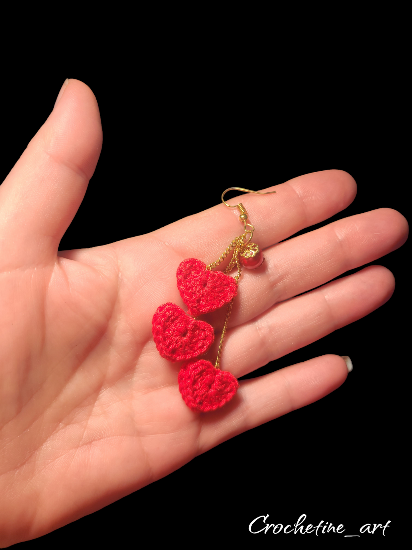 Boucles d'oreilles tombantes cœur au crochet de couleur rouge avec perles de culture (imitation) et petites chainettes