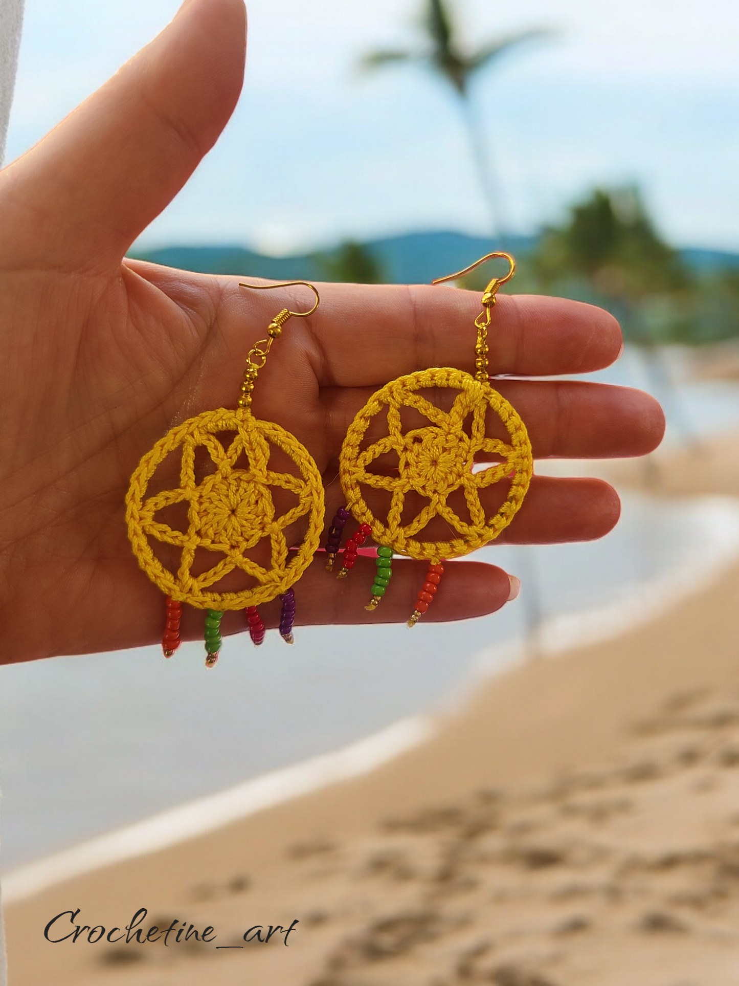 Boucles d'oreilles créoles au crochet de couleur jaune avec perles de rocailles multicolore