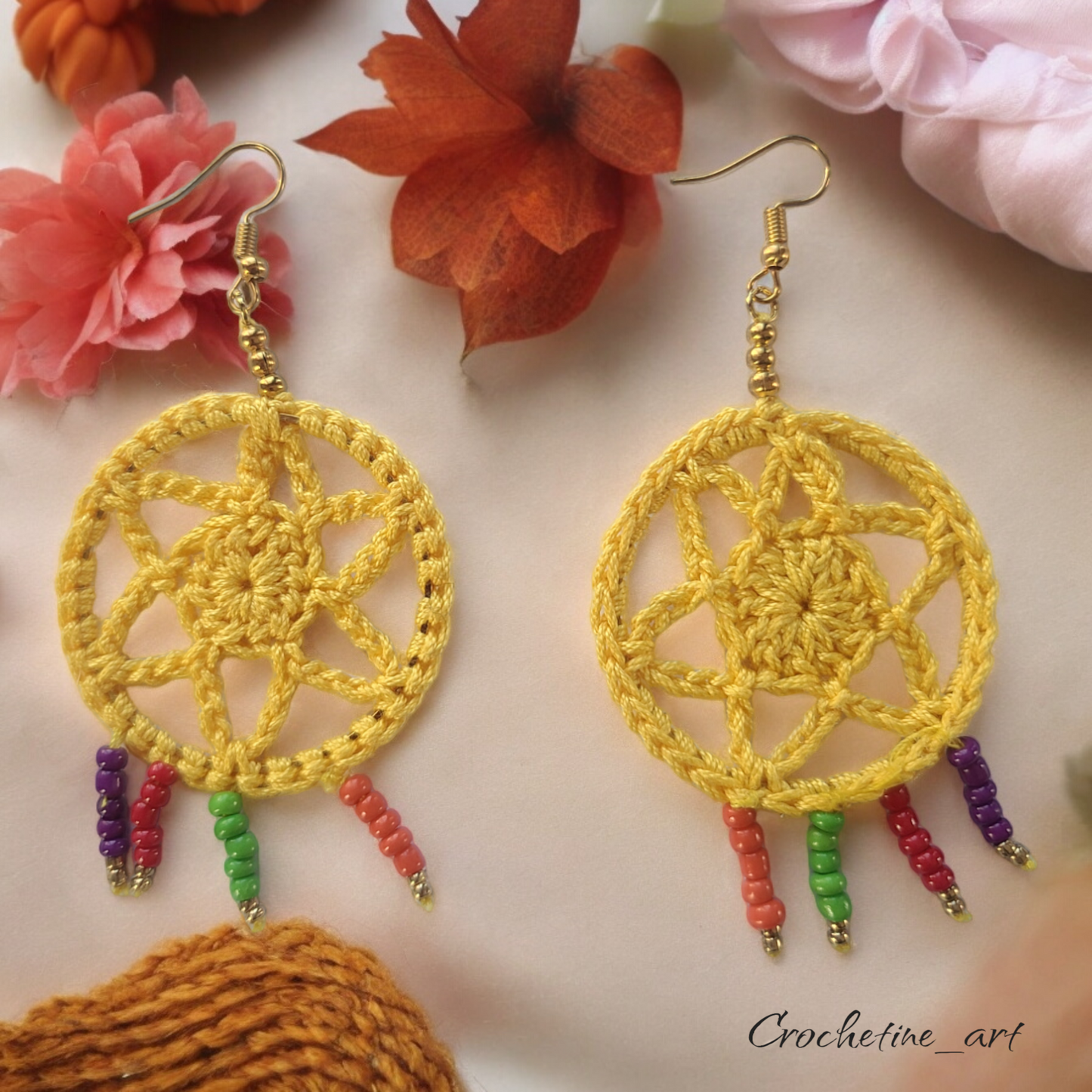 Boucles d'oreilles créoles au crochet de couleur jaune avec perles de rocailles multicolore