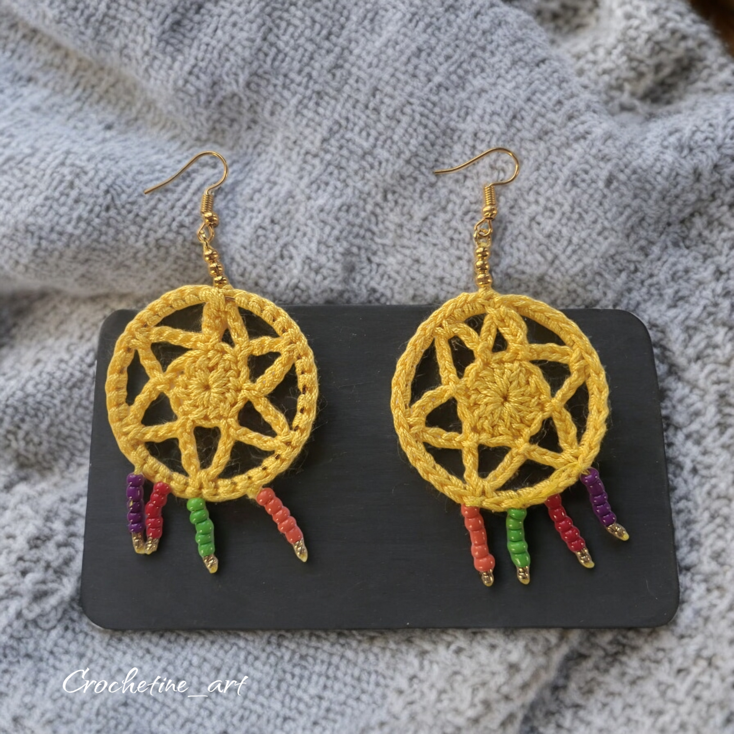 Boucles d'oreilles créoles au crochet de couleur jaune avec perles de rocailles multicolore
