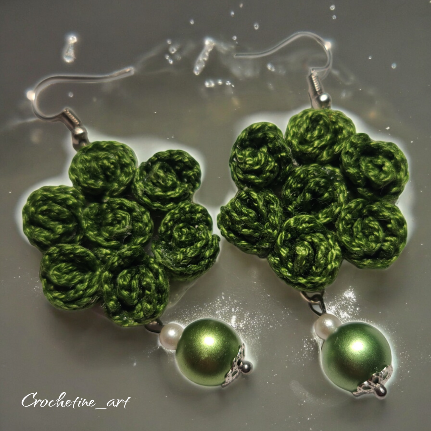 Boucles d'oreilles pendantes au crochet de couleur verte avec petites roses crochetées et perles