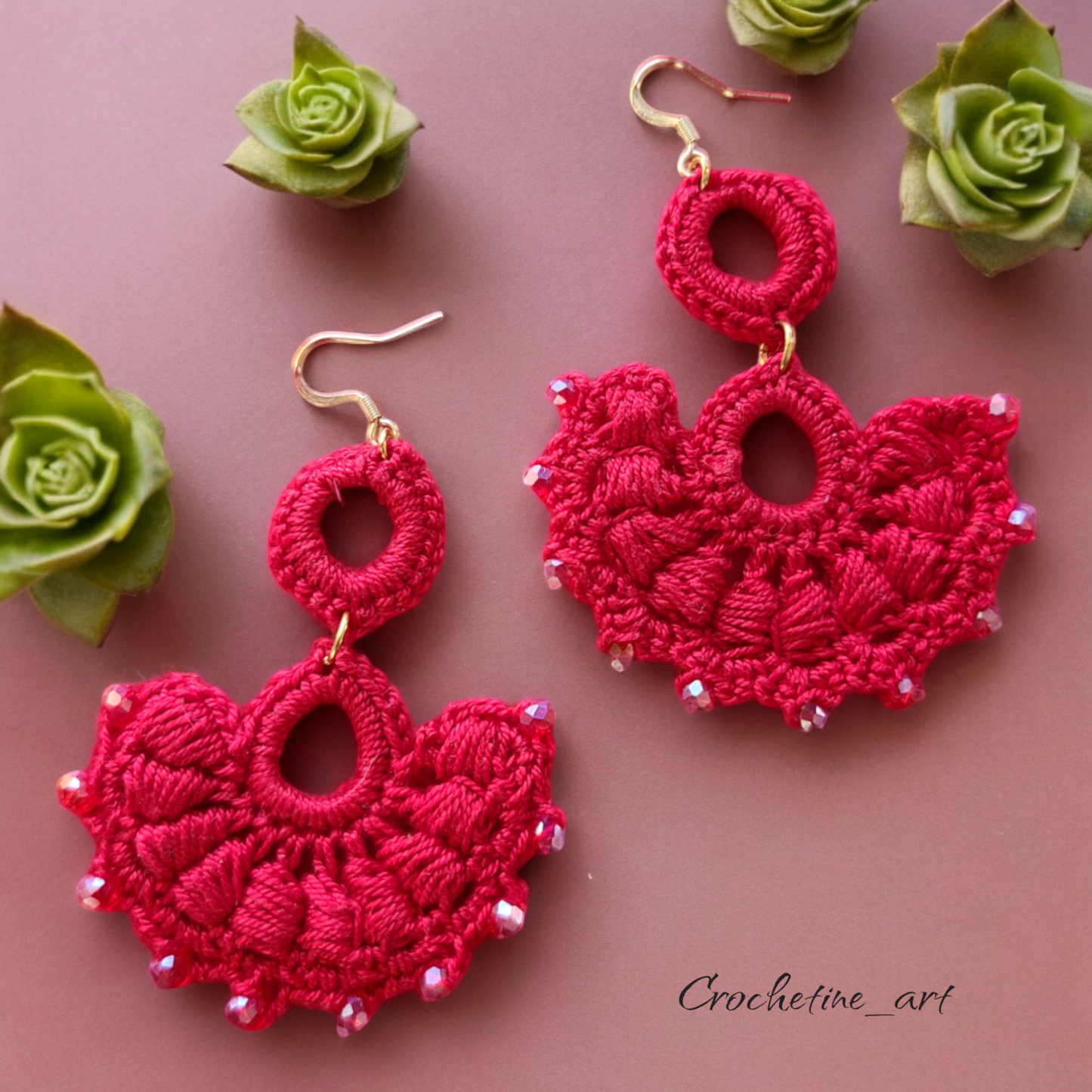 Boucles d'oreilles pendantes au crochet artisanal de couleur rouge avec perles de cristal rouge