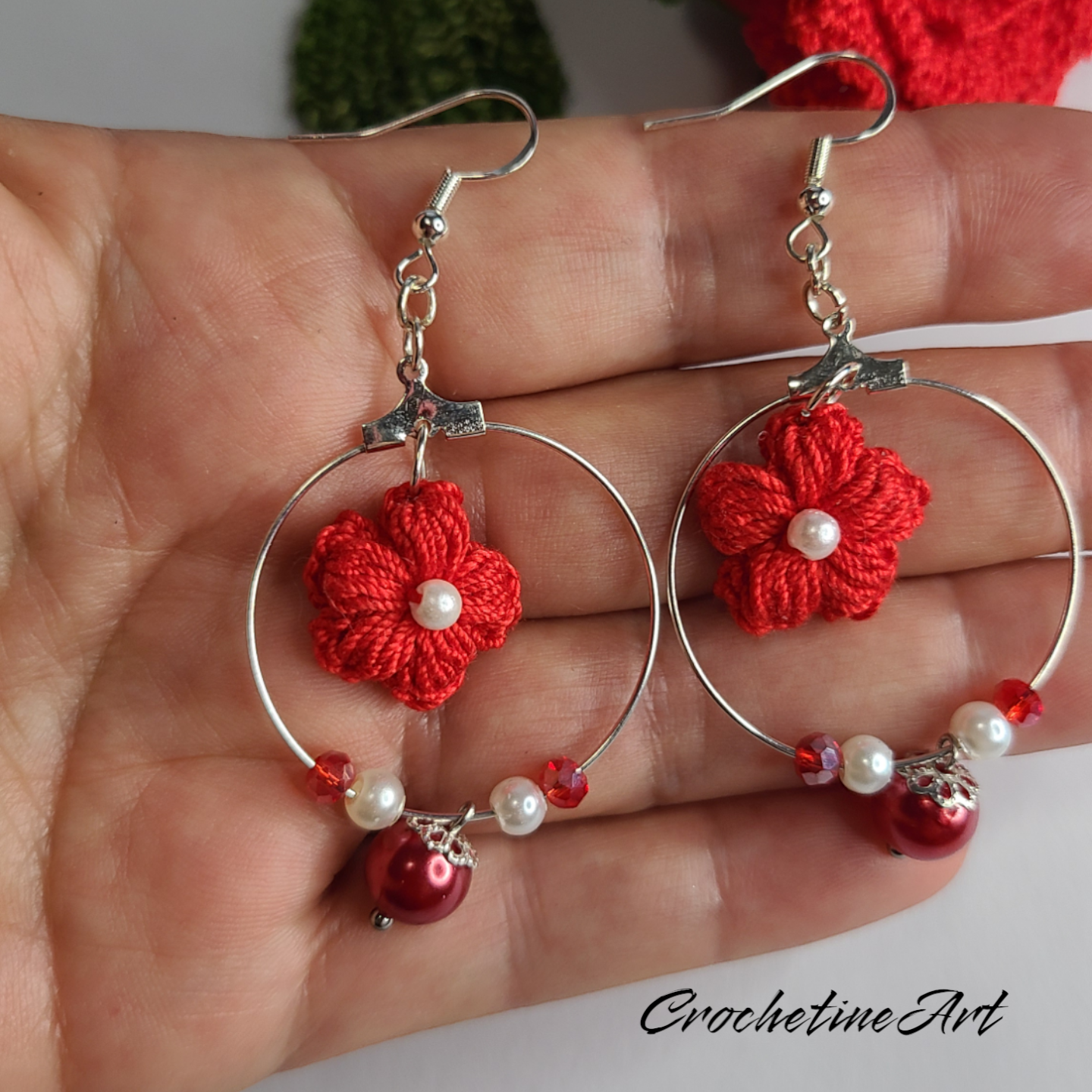 Boucles d'oreilles créoles avec petite fleur au crochet fait main avec fil coton de couleur rouge ornées de petite perles de rocailles et de culture (imitation)