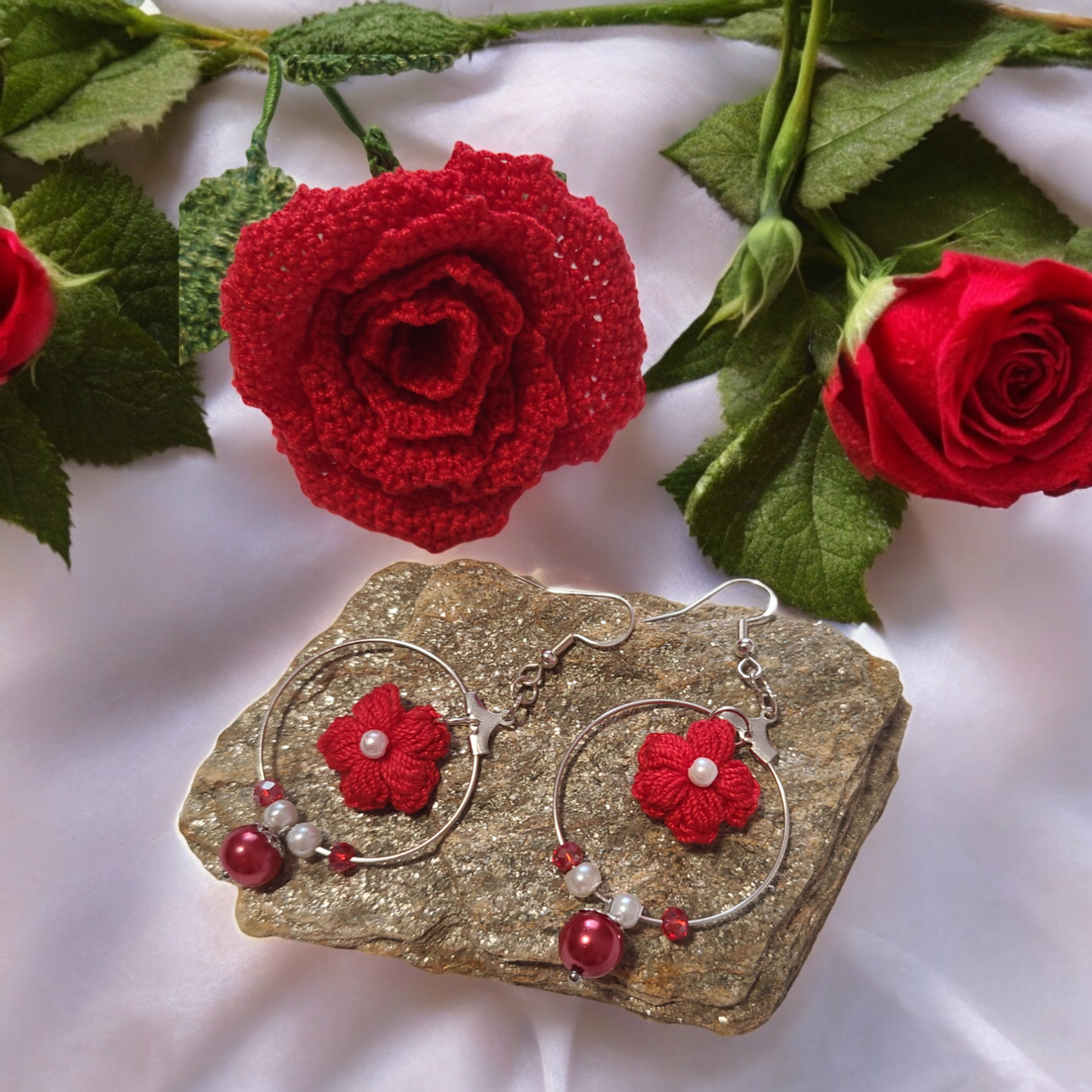 Boucles d'oreilles créoles avec petite fleur au crochet fait main avec fil coton de couleur rouge ornées de petite perles de rocailles) et de culture (imitation)