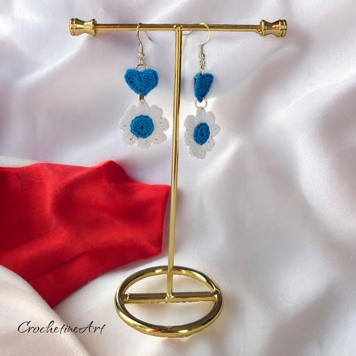 Boucles d'oreilles tombantes au crochet en forme de fleur et coeur fait main en fil coton de couleur bleu et blanc