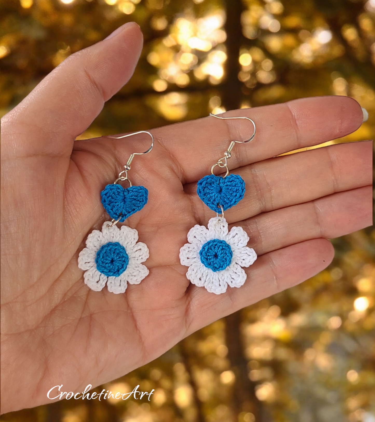 Boucles d'oreilles tombantes au crochet en forme de fleur et coeur fait main en fil coton de couleur bleu et blanc