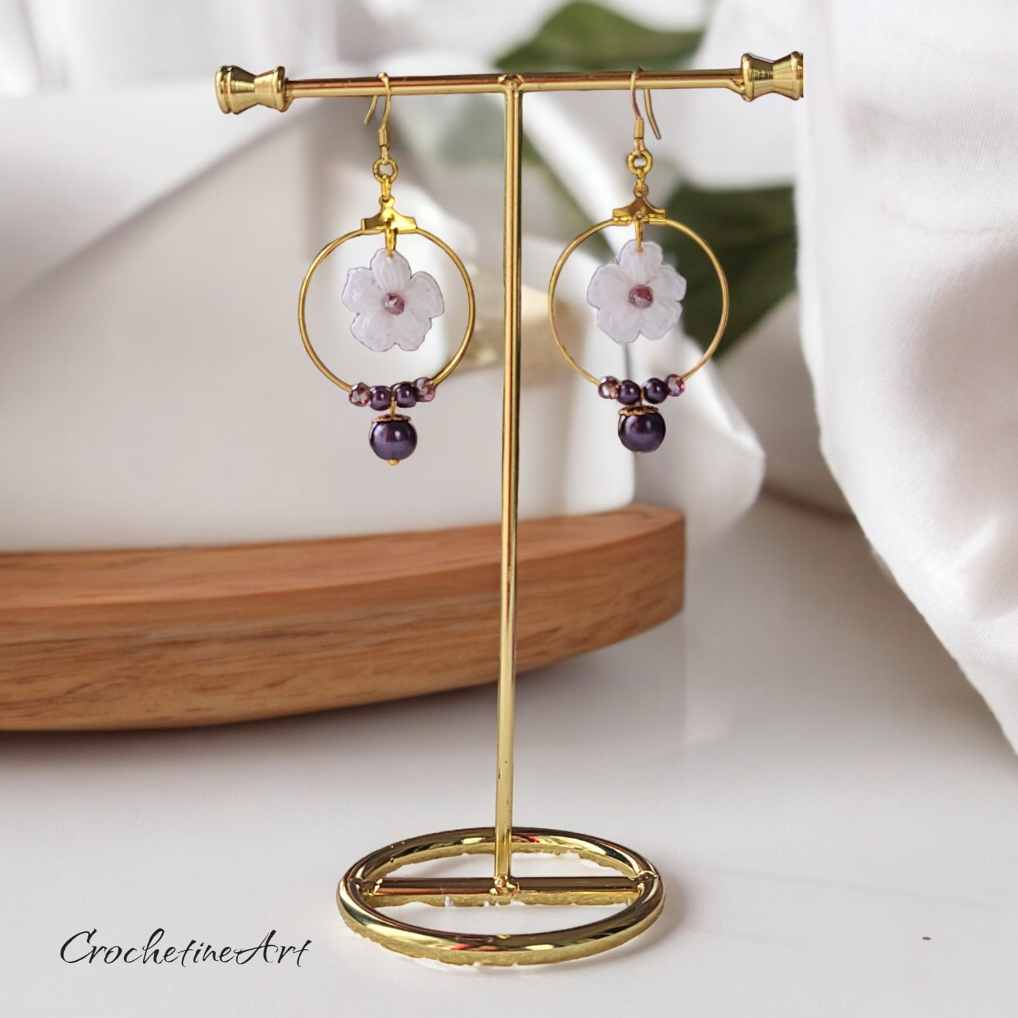 Boucles d'oreilles créoles avec petite fleur au crochet fait main avec fil coton de couleur blanc ornées de petite perles de rocailles) et de culture (imitation)