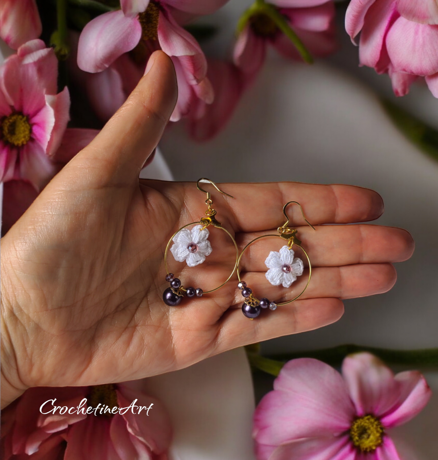 Boucles d'oreilles créoles avec petite fleur au crochet fait main avec fil coton de couleur blanche ornées de petite perles de rocailles) et de culture (imitation)