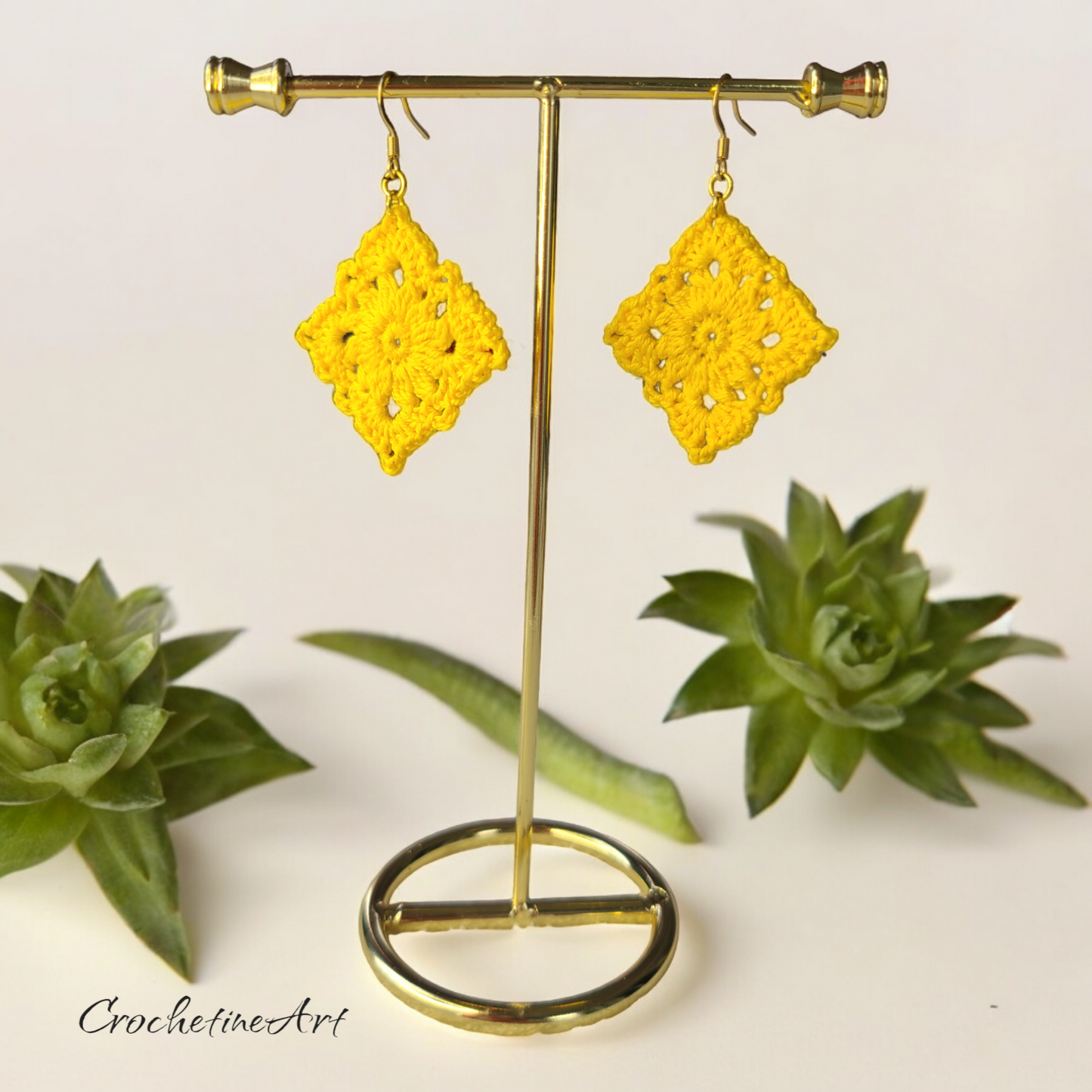Boucles d'oreilles granny square au crochet. Boucles d'oreilles fait main réalisées avec fil coton de couleur jaune