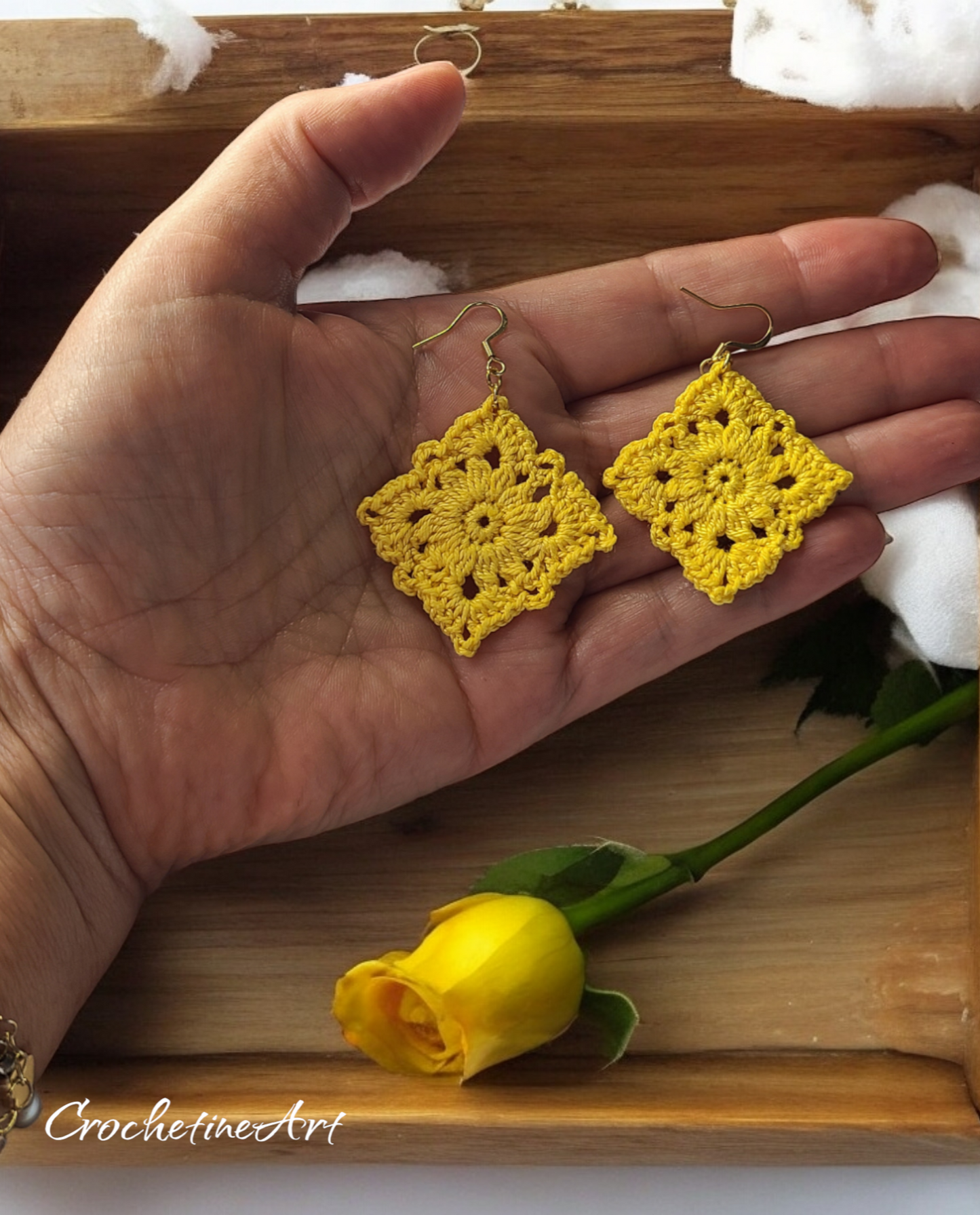 Boucles d'oreilles granny square au crochet fait main réalisées avec fil coton de couleur jaune