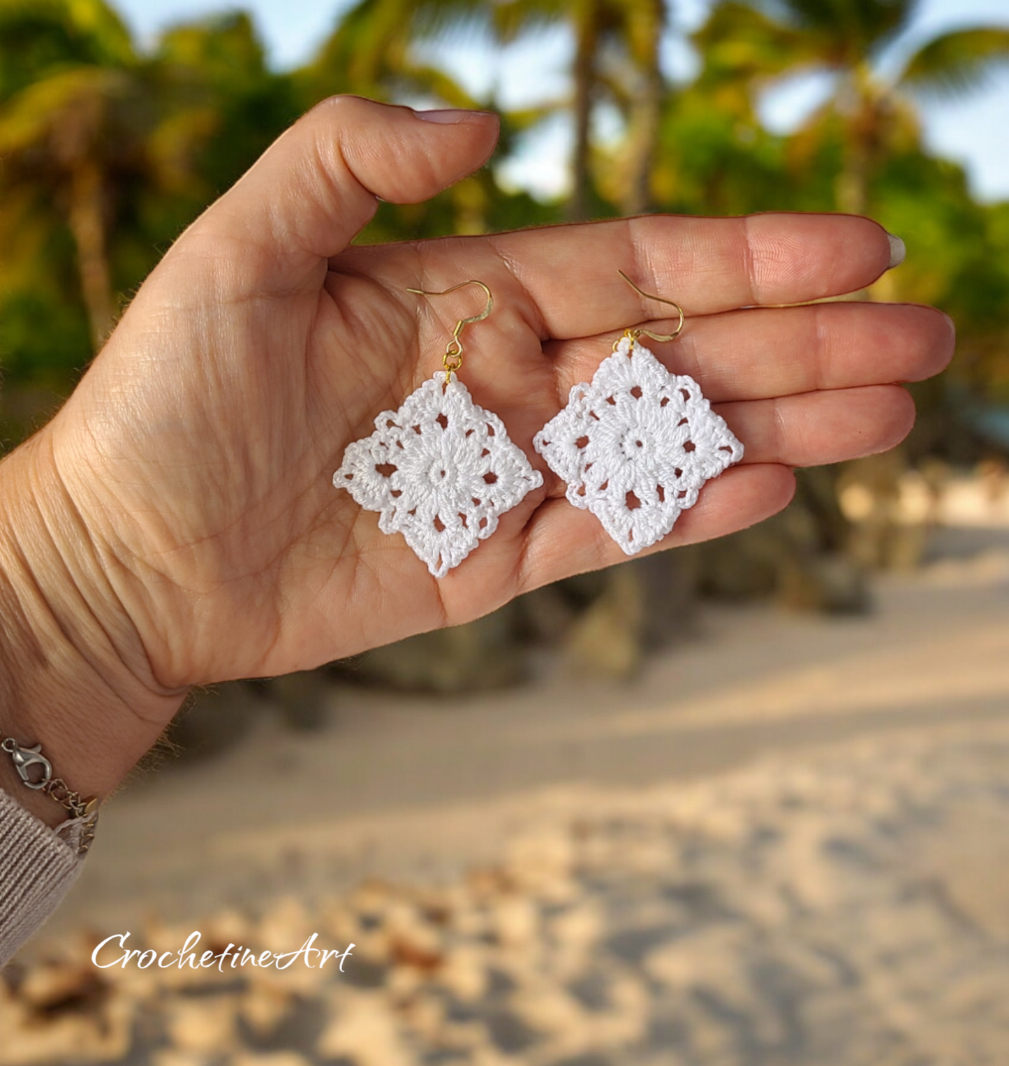 Boucles d'oreilles granny square au crochet. Boucles d'oreilles fait main réalisées avec fil coton de couleur blanc