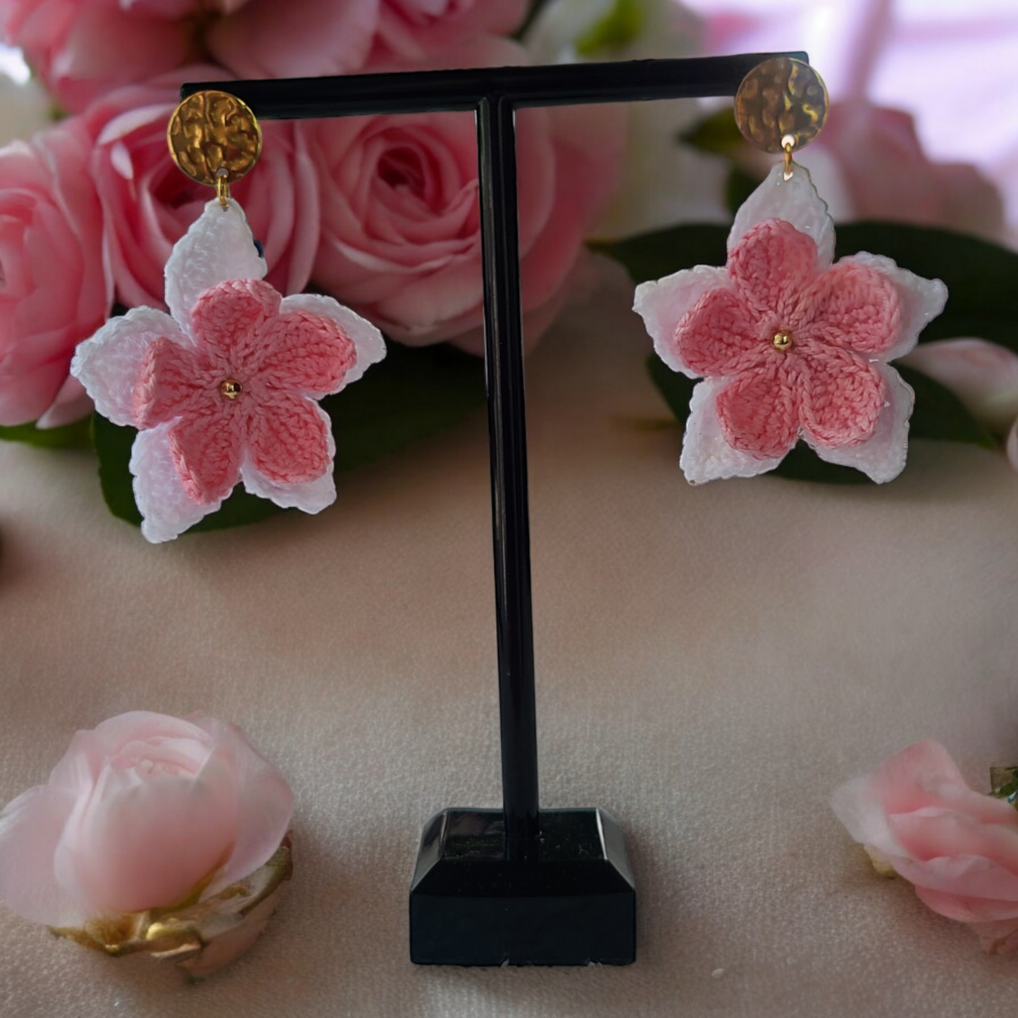 Boucles d'oreilles pendantes fleur Alizee fait main de couleur rose et blanche, apprêt de bijou de couleur doré en acier inoxydable dimension 5 cm