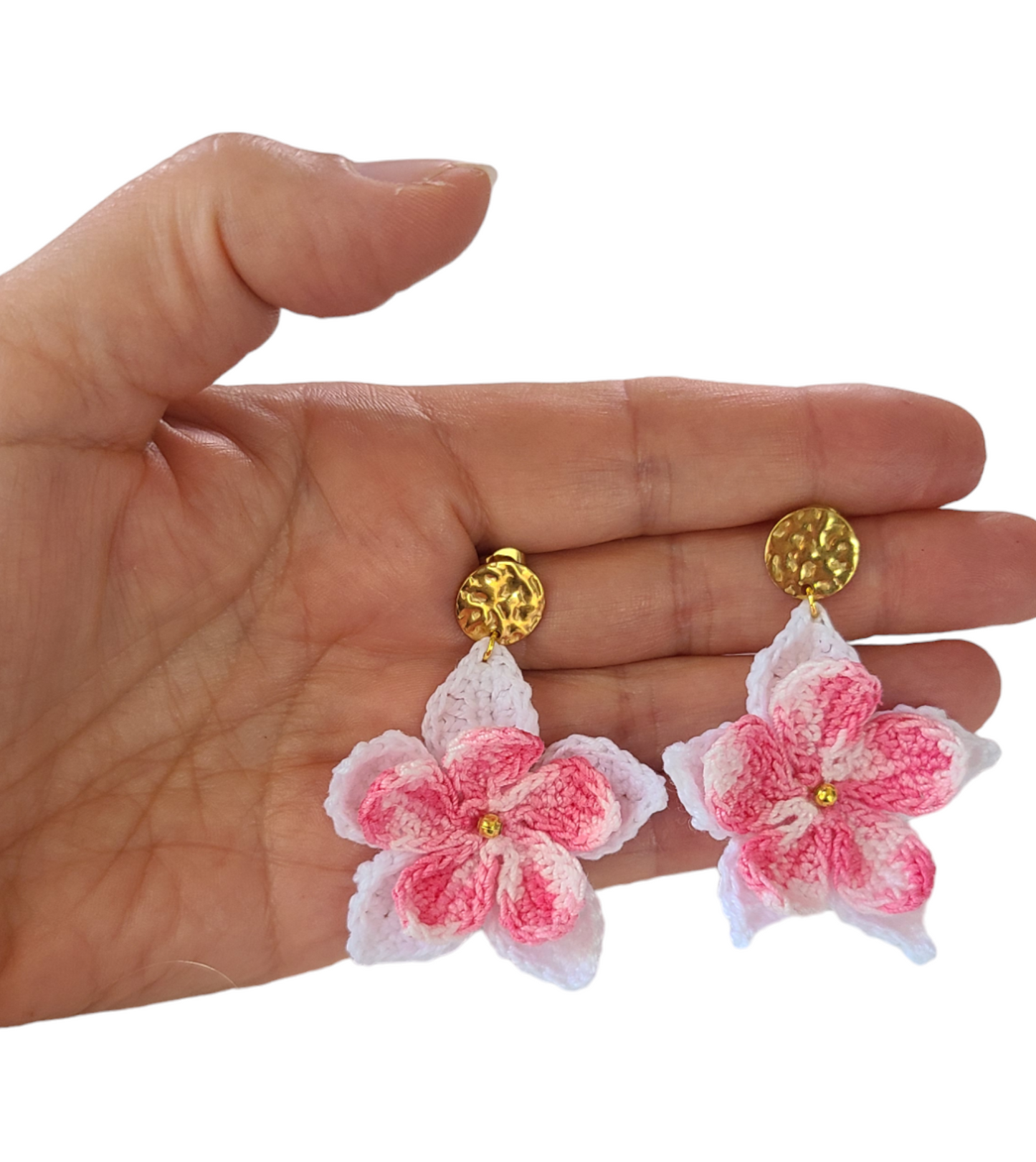 Boucles d'oreilles pendantes fleur Alizee fait main de couleur rose ty and dy et blanche, apprêt de bijou de couleur doré en acier inoxydable dimension 5 cm