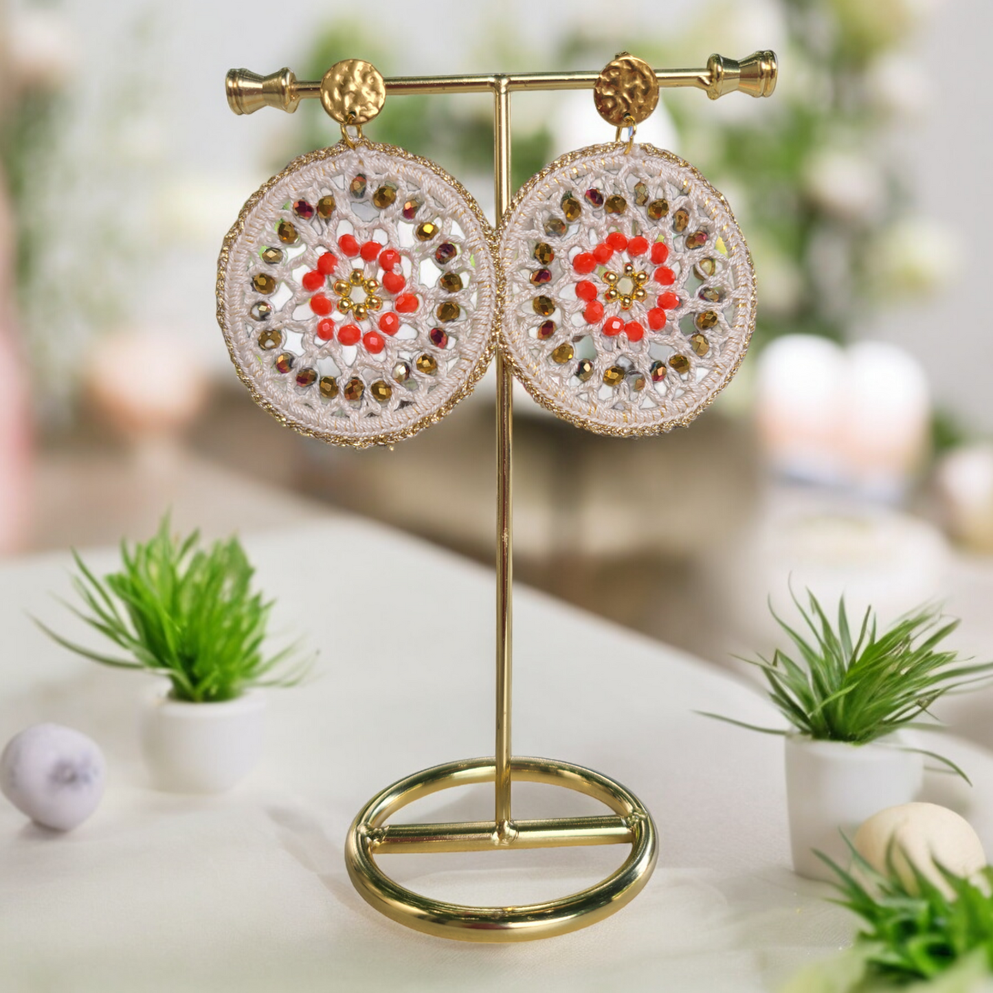 Boucles d'oreilles créoles faites main au crochet de couleur beige avec perles de rocailles